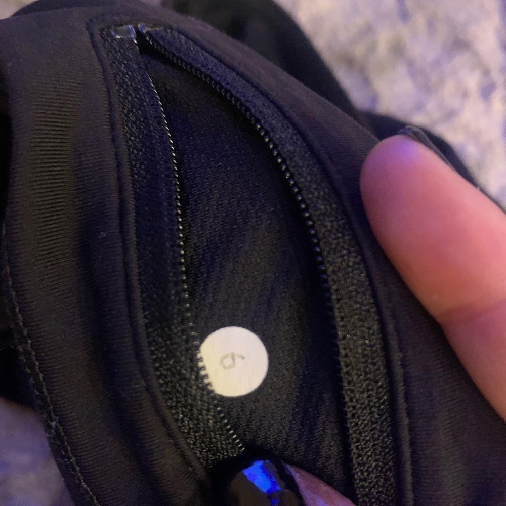 Black Lululemon crop leggings - Picture 3 of 3